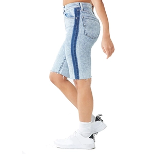 Short en jean bleu clair avec rayures latérales bleu foncé et ourlet à bords francs