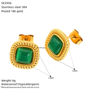 Vue détaillée des boucles d'oreilles en acier doré 18k avec pierres œil de chat vert