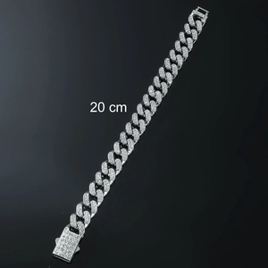 Vue détaillée du bracelet gourmette en argent serti de diamants avec marquage de 20 cm