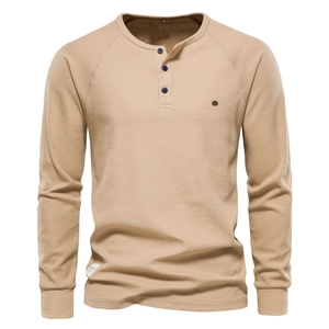 Détail du t-shirt Henley kaki en maille gaufrée avec boutons et texture douce