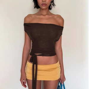 Détails du crop top bordeaux à col bénitier avec finitions nouées et texture tissu