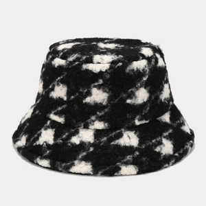 Dettaglio del cappello alla pescatora in pile teddy a scacchi con texture calda e spessa