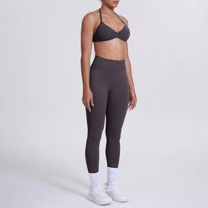 Dettaglio del set reggiseno sportivo marrone scuro e leggings yoga a vita alta