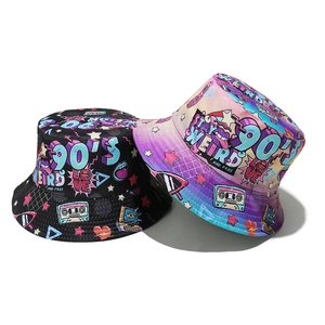 Bobs de style rétro années 90 avec graffitis colorés et imprimé Stay Weird sur fond blanc