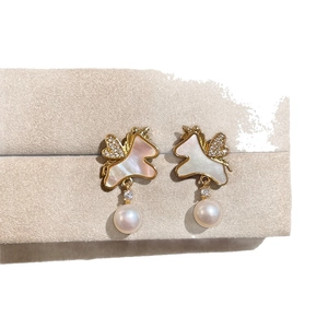 Boucles d'oreilles licorne dorées avec nacre, zircons et perles pour femmes élégantes