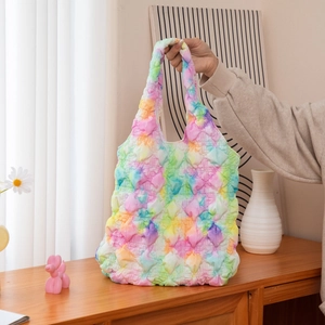 Détail du sac cabas bouffant tie-dye arc-en-ciel avec texture à bulles unique