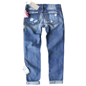 Damen Jeans in Blau mit Totenkopf-Patches, Destroyed-Taschen und Blumendetails