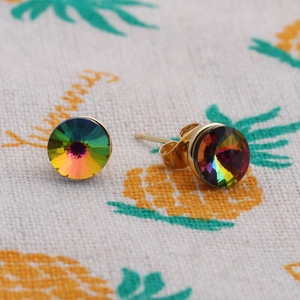 Boucles d'oreilles rondes en cristal arc-en-ciel serties sur une base dorée