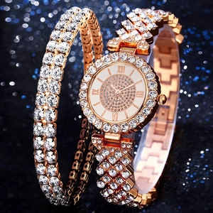 Detalle de reloj para mujer en oro rosa y pulsera a juego con doble fila de diamantes
