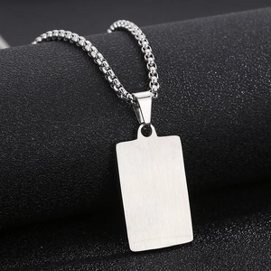Collier hiphop argenté avec gouvernail et ancre en acier inoxydable à finition brossée