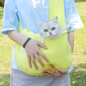 Borsa a tracolla trapuntata gialla per gatti e cani piccoli in un ambiente esterno