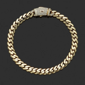Dettaglio ravvicinato della catena cubana in oro 14K con chiusura con logo in diamanti