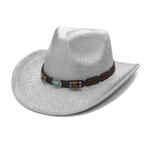 Détail du chapeau de cowboy argenté pailleté avec ruban en cuir brun et pierre turquoise