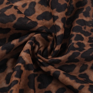 Makroaufnahme der Netzstoff-Textur mit Leopardenmuster und transparentem Materialdetail