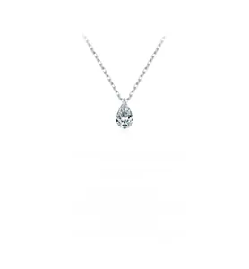Détail du pendentif en moissanite taille poire sur chaîne en argent sterling S925