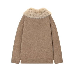 Maglione in maglia mélange marrone con collo in morbida ecopelliccia su sfondo bianco