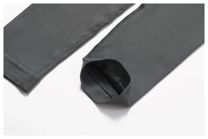 Détail du legging de yoga gris foncé montrant les coutures plates et le tissu stretch
