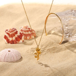 Élégant collier pendentif rose 3D en acier inoxydable plaqué or 18 carats sur sable