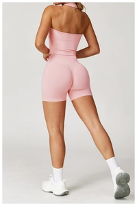 Rückansicht des rosa nahtlosen Sportsets mit Rückendetails und Push-Up-Effekt-Shorts