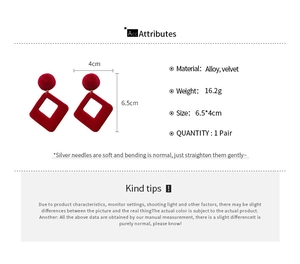 Détails des boucles d'oreilles en velours rouge avec tiges en argent et dimensions
