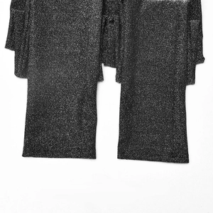 Gros plan sur le tissu pailleté noir montrant la texture détaillée et la couture