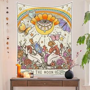 Dettaglio dell'arazzo dei tarocchi La Luna appeso sopra un tavolo in legno decorato