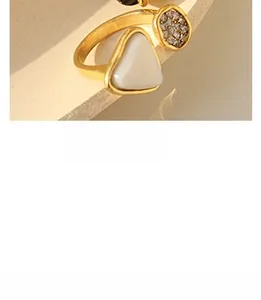 Detailansicht des Vintage Gold V-Rings mit weißem Öltropfen und Zirkon-Besatz