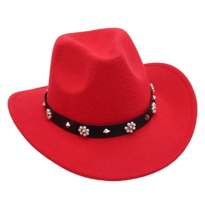 Détail du chapeau de cowboy en feutre rouge avec bandeau en cuir noir, perles et clous