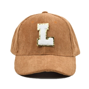 Nahaufnahme der braunen Cord-Baseballkappe mit L-Aufnäher und Goldpailletten-Stickerei