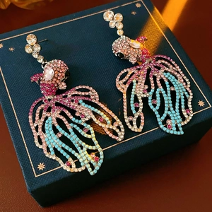 Vue détaillée des boucles d'oreilles poisson vintage ornées de strass multicolores