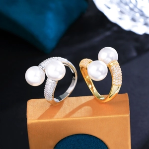 Bague ouverte élégante avec deux perles et zircons micro-sertis en doré et argenté