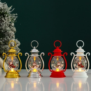 Set mit vier farbenfrohen Weihnachtslaternen mit LED-Licht und festlichen Motiven