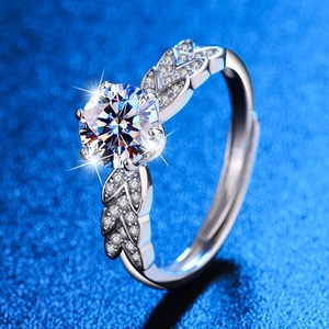 Dettaglio macro dell'anello in argento con pietra centrale rotonda e fascia a foglia