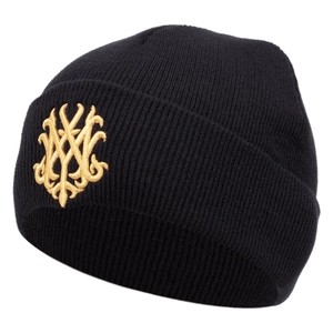 Détail de la broderie calligraphique dorée sur un bonnet en maille noire