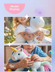 Dettaglio di tatuaggi temporanei con unicorno e arcobaleno sul braccio di un bambino