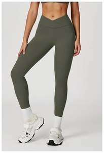 Détail du legging de yoga à taille haute croisée en V avec poches latérales pratiques