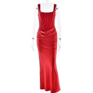 Robe moulante rouge dos nu avec taille corset et design froncé sans manches