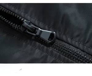 Detailaufnahme eines mattschwarzen Metallreißverschlusses an einer Pilotjacke aus Nylon