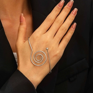 Détail d'une chaîne de main spirale argentée au fini poli miroir portée par un mannequin