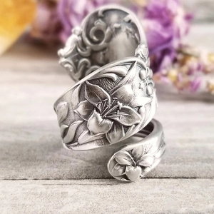 Vintage Silberring verstellbar mit detaillierter Lilienblüten-Prägung im Retro-Stil
