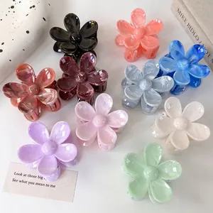Pinces à cheveux en forme de fleur avec textures marbrées en couleurs variées