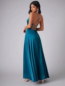 Détail d'une robe longue en satin bleu sarcelle avec dos nu à brides croisées et coupe ajustée