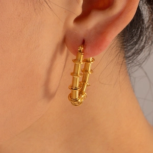Orecchini A Cerchio In Acciaio Inossidabile Placcato Oro 18K Filo Avvolto Forma A U Texture A Molla Per Donna