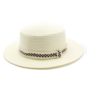 Détail du chapeau de paille à haut plat avec ruban à carreaux noir et blanc élégant