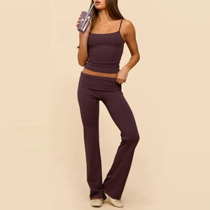 Completo yoga due pezzi viola scuro con top a canotta e leggings a zampa a vita alta