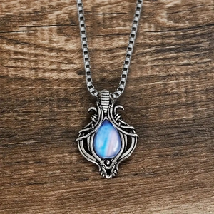 Vintage zilveren ketting met boheemse blauwe edelsteen op donkere houten achtergrond