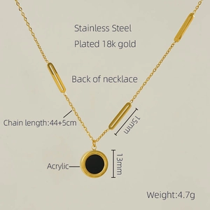 Détails du collier en acier doré 18k avec dimensions du pendentif en acrylique noir