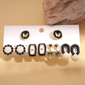 Zehnteiliges Set Vintage-Ohrstecker mit Acryl-Blumen und Herz-Geometrie in Goldoptik