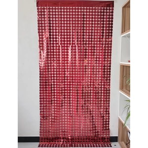 Dettaglio della tenda a frange rossa luccicante con croci riflettenti per sfondi festa