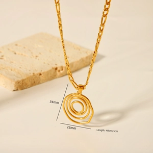 Vue détaillée du pendentif spirale plaqué or 18K avec dimensions 34mm par 23mm